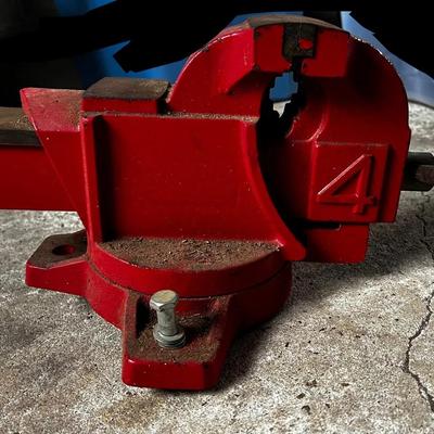 Clamp Champ — Popular Mechanics #4 Bench Vise (Red, Bolts Included)