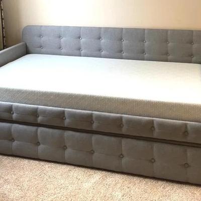 Pull Out Day Bed / Trundle