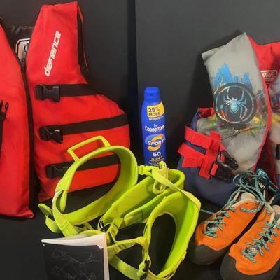  Edelrid Youth Climbing Gear And Defiance Life Vest Plus 