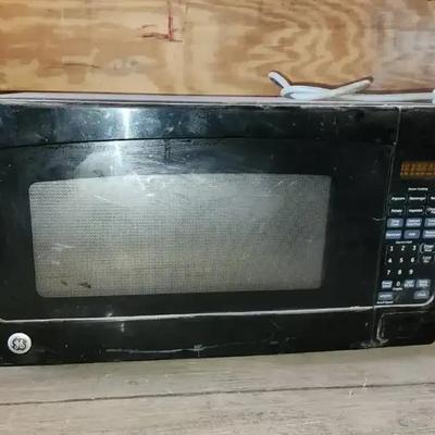 Large GE Black Microwave, - Under Cupboard - Cooking Features - Untested