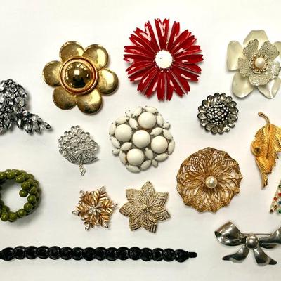 Sale Photo Thumbnail #23: Vtg. jewelry