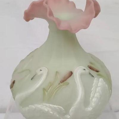 Fenton Vase w Swans
