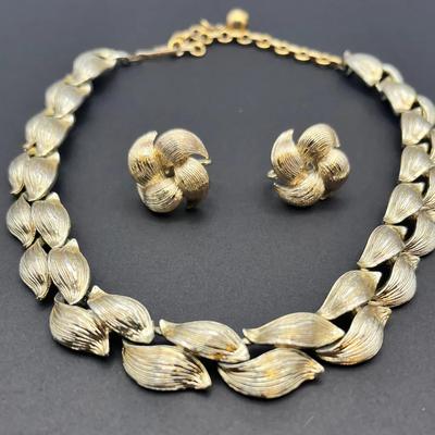 vintage gold-tone leaf link choker necklace, very likely manufactured by the costume jewelry company