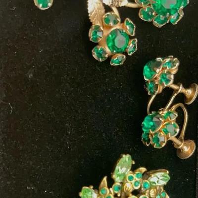 vintage emerald green rhinestone floral brooch