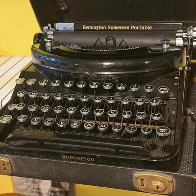 vintage Remington Noiseless Portable typewriter With Case