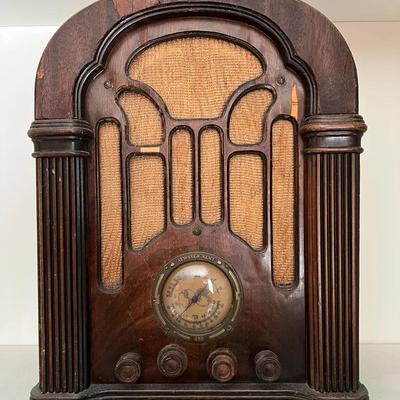 1930s Atwater Kent 465Q Super-Heterodyne Radio with Cathedral-Style Cabinet