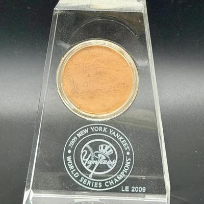 LE New York Yankees 2009 World Series Champions Crystal Paperweight With Dirt 