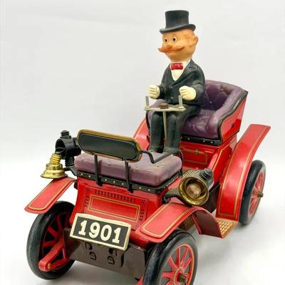 VINTAGE T.N TRADE MARK JAPAN BATTERY OPERATED ANTIQUE CAR