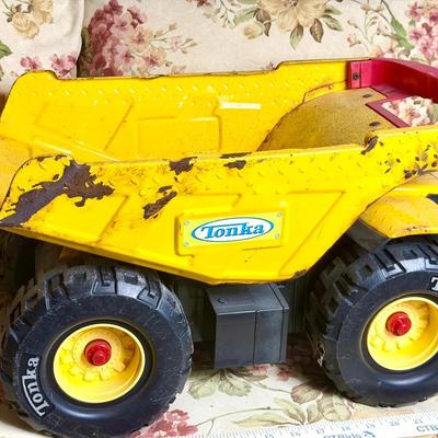 Vintage Tonka Classic Steel Mighty Dump Truck toy