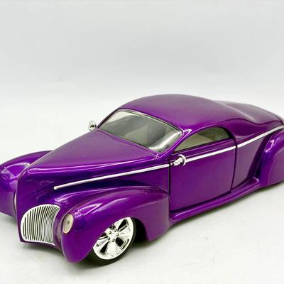 Hot Wheels 100% 1937 Lincoln Zephyr 1:18 scale diecast model in metallic purple