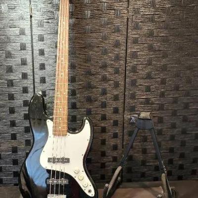 Squier by Fender Jazz Bass, Tuner & Stand
