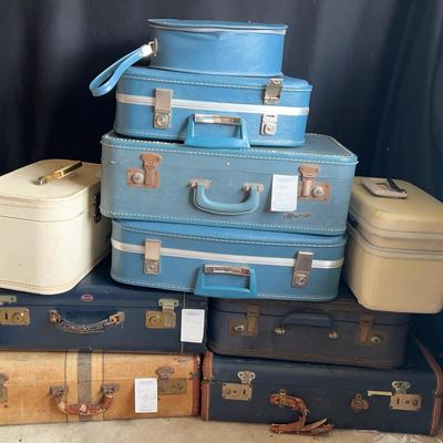 BN863 Craft & Painting Supplies In Suitcases