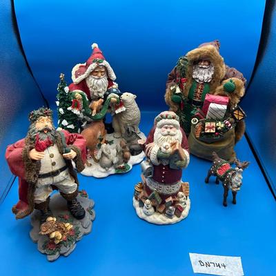 BN744 Collectible ClothTique Santa’s, Resin & Luminary