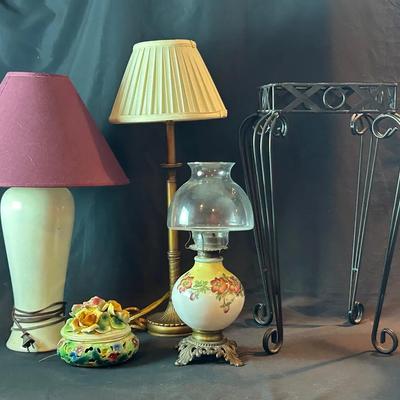 BN686 Lamps, Plant Stand & Trinkets