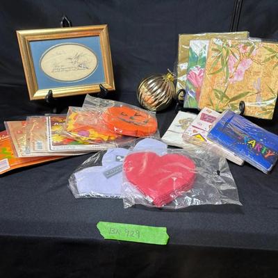 BN929 Various Decorations, Napkins, Decor 