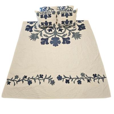 Pottery Barn Appliqué Style Quilt & 4 Pillow Shams • Cream & Navy Floral Design • Full/Queen Bedding Set