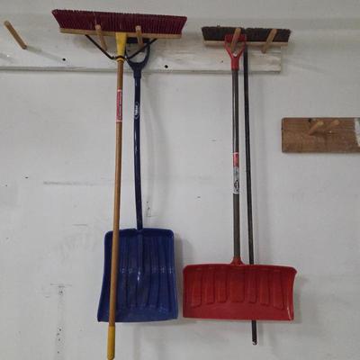 Lot of Snow Shovels & Push Broom • Winter Tools Set • Garage/Driveway Cleaning