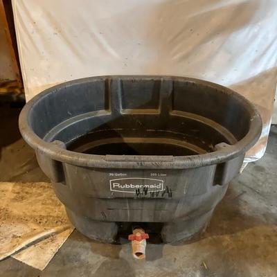 Rubbermaid 70 Gallon Trough W/ Drain