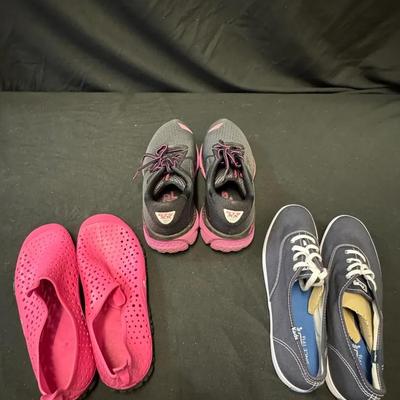 262: Women’s Sneakers And Water Shoes 8.5