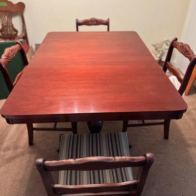 512:Vintage Mahogany Dining Table with Four Matching Chairs