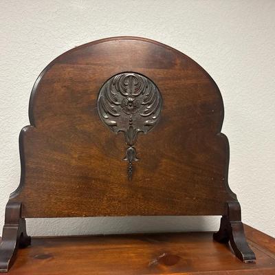 500: Victorian Wooden Tabletop Fire Screen – Ornate Carved Medallion – 24”W x 23”H