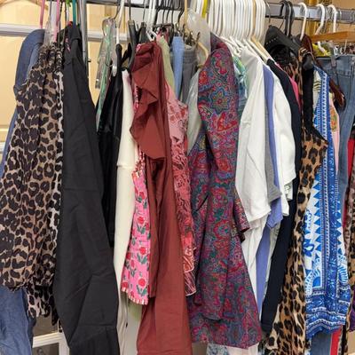 505: Assorted Women’s Clothing – Various Sizes & Styles