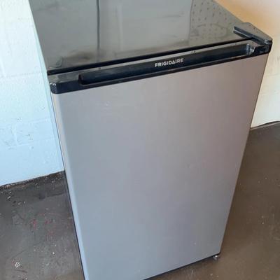Frigidaire Mini fridge 18x33x18