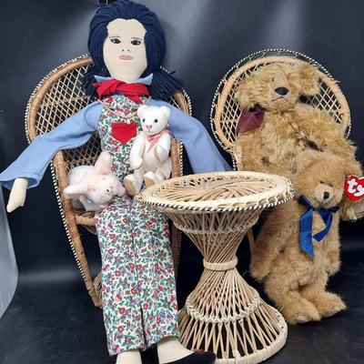 Groovy Doll with Friends And Chairs