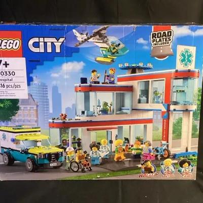 LEGO City Hospital Set 60330 816pcs New In Box