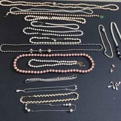 Fuax Pearl Necklaces 