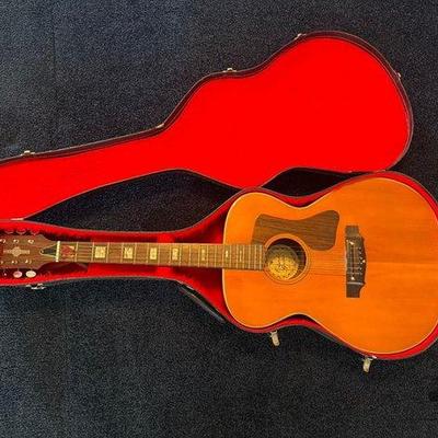 8208 • orlando acoustic guitar with hard case