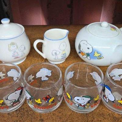 6056 • vintage snoopy teapot set & juice glasses