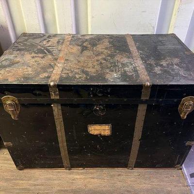 8604 • wooden trunk