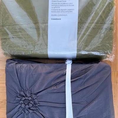 2-Piece Queen Bedding Set – Green Leaf Pattern & Gray Ruffled Comforter