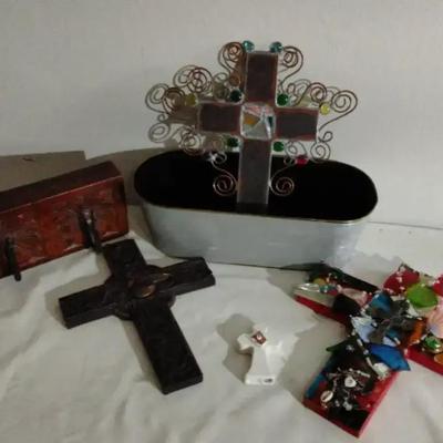 Mixed Lot of Decorative Crosses & Wall Decor – Metal, Wood, Mosaic, and Ceramic – Rustic & Artistic 