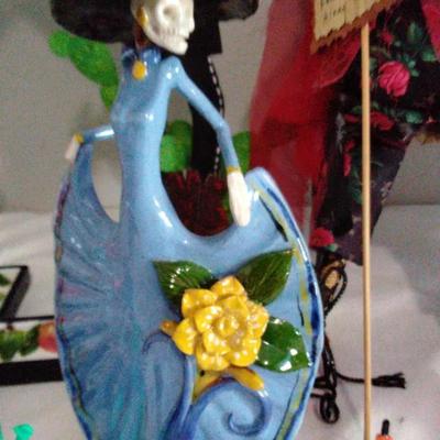 Colorful Mexican Catrina Figurine – Hand-Painted Day of the Dead Folk Art