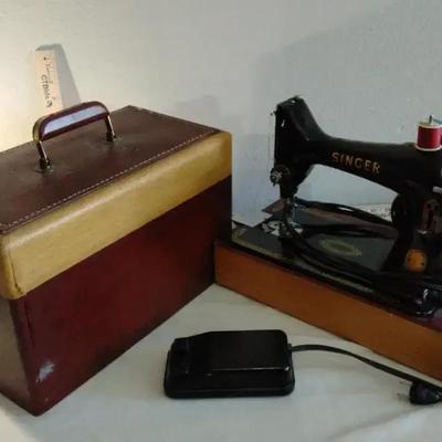 Vintage Singer Sewing Machine with original accessories and extras