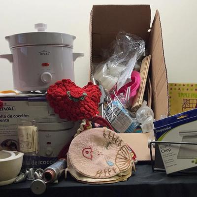 Rival Slow Cooker with Vintage Pot Holders, Pampered Chef Decorator & Kitchen Essentials