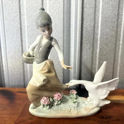 Vintage LLARDO “Girl w/ Aggressive Goose” Figurine 