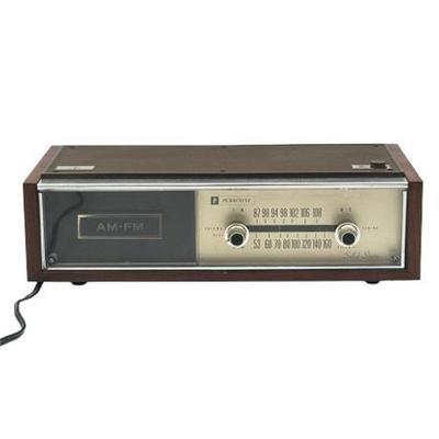 Sale Photo Thumbnail #77: Lot 118   
Penncrest Model 5391, Vintage AM/FM Transistor Table Radio, Untested