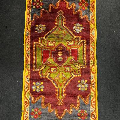 303: Small Vintage-Style Oriental Area Rug with Fringe – 21½” x 3’6”
