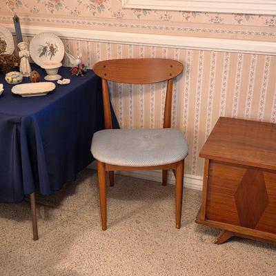 Sale Photo Thumbnail #80: Mid century modern chair