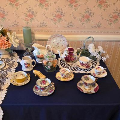 Sale Photo Thumbnail #86: Fine china and vintage porcelain