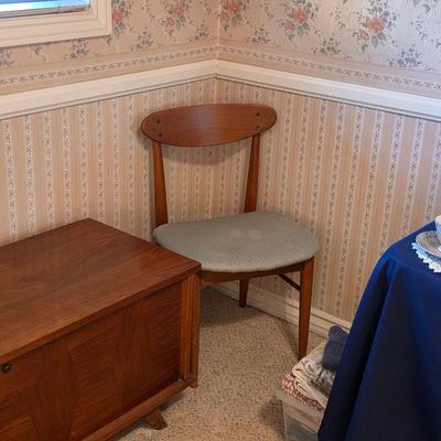 Sale Photo Thumbnail #81: Mid century modern chair