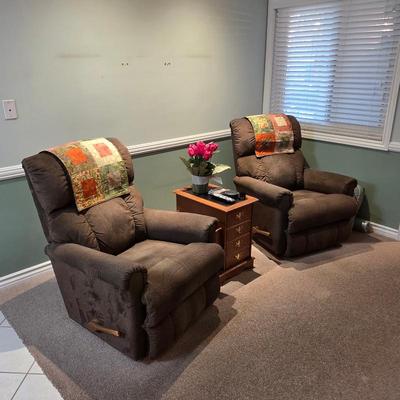 Sale Photo Thumbnail #118: La-Z-Boy rocking recliner chairs