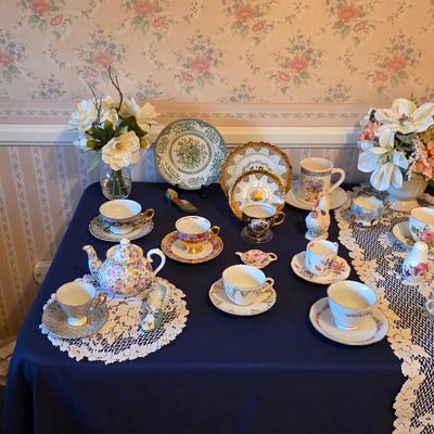 Sale Photo Thumbnail #84: Fine china and vintage porcelain