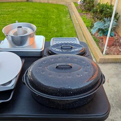Sale Photo Thumbnail #133: Enamelware roasting pan
