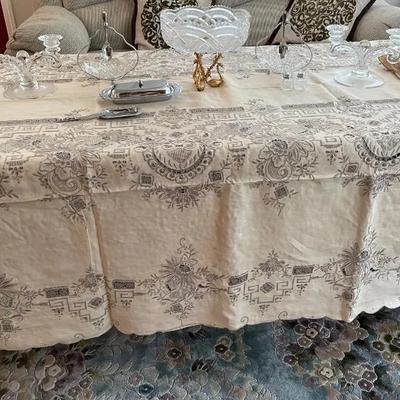 HKF184 - A Table Setting Fit For A Queen 