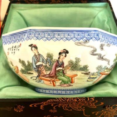 HKF323- Beautiful 20th Century Chinese Eggshell Porcelain Bowl