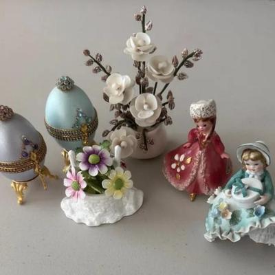 HKF058 - Multi-pairs of Fabergé-like eggs, Miniture bouqets & Dolls 